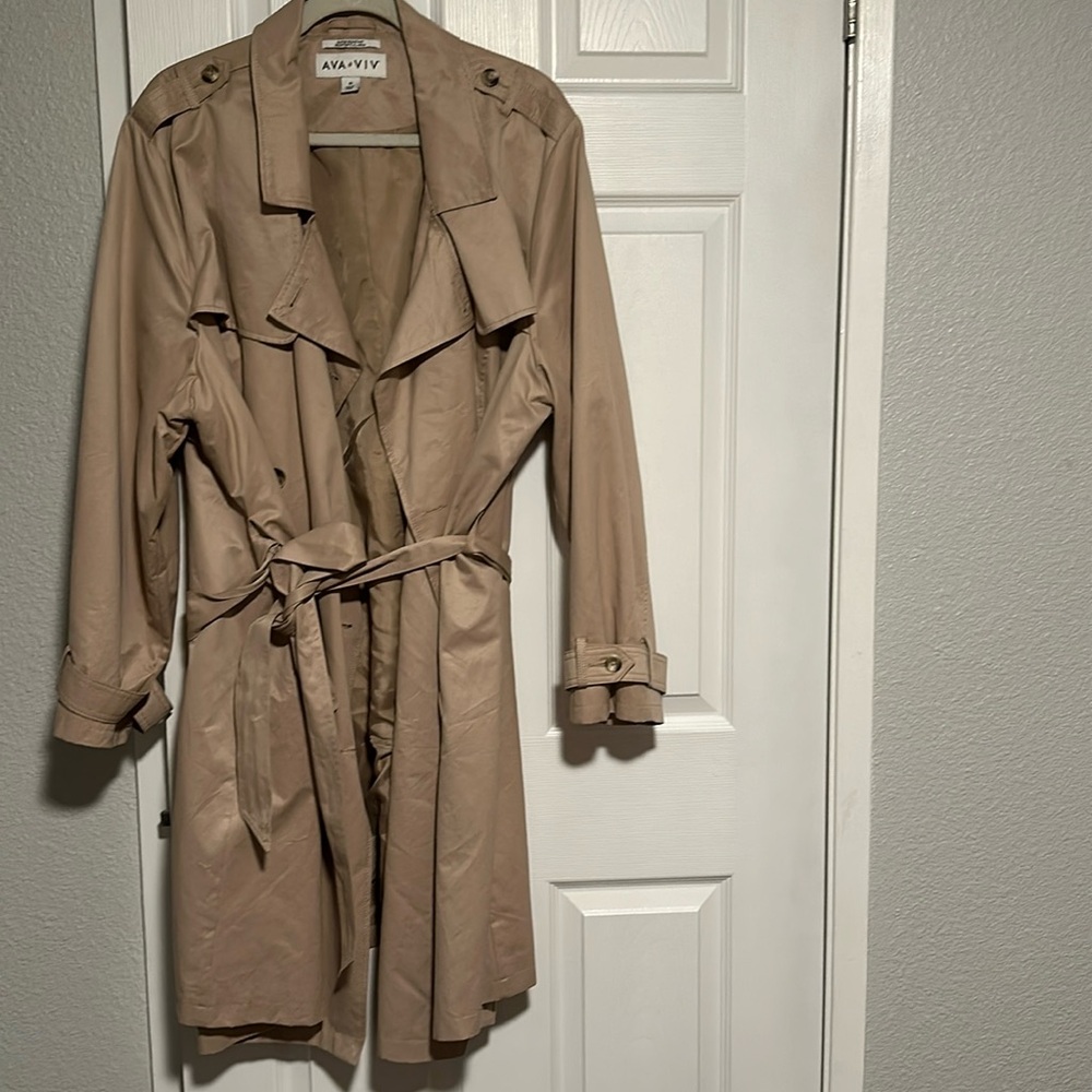 Mid-length camel water resistant trench, like new